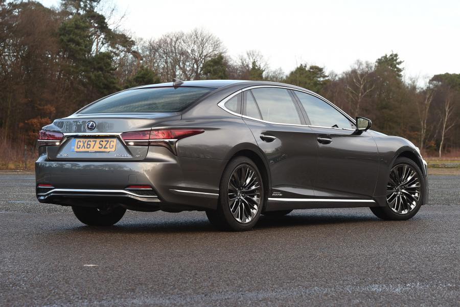  Lexus LS500h AWD 2018 года  (UK) (фото 39 из 40)